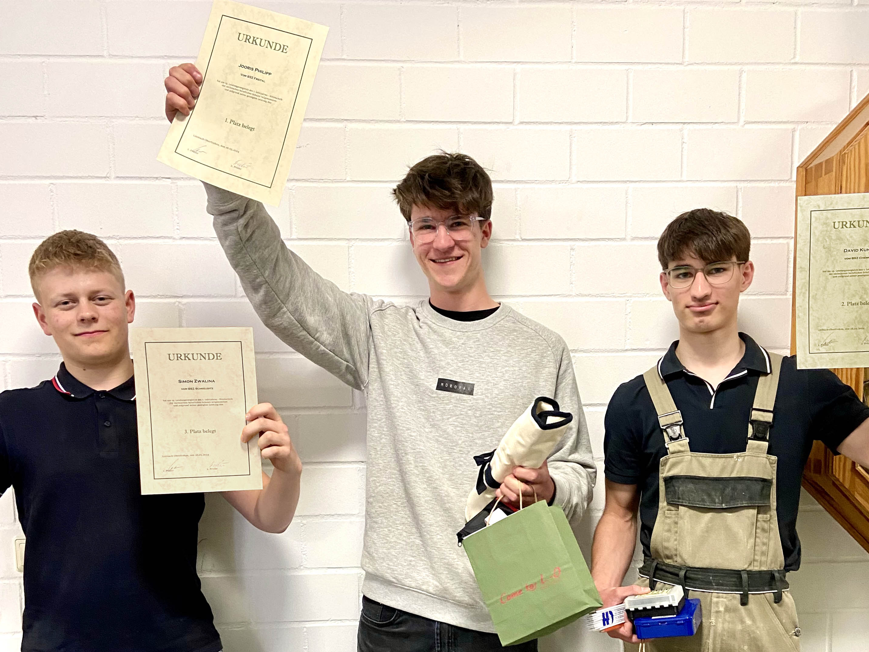 Das Siegerfoto im Landesleistungsvergleich des ersten Lehrjahres Holztechnik (v.l.): 3. Platz Simon Zwalina, BSZ Schkeuditz | 1. Platz Jooris Philipp, BSZ Freital | 2. Platz David Kunze, BSZ Chemnitz